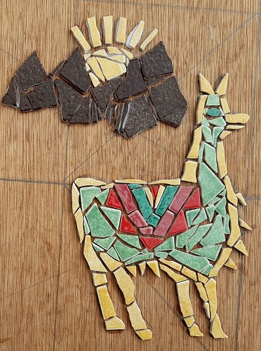 Premières tesselles collées pour la table basse en mosaïque aux motifs de lama